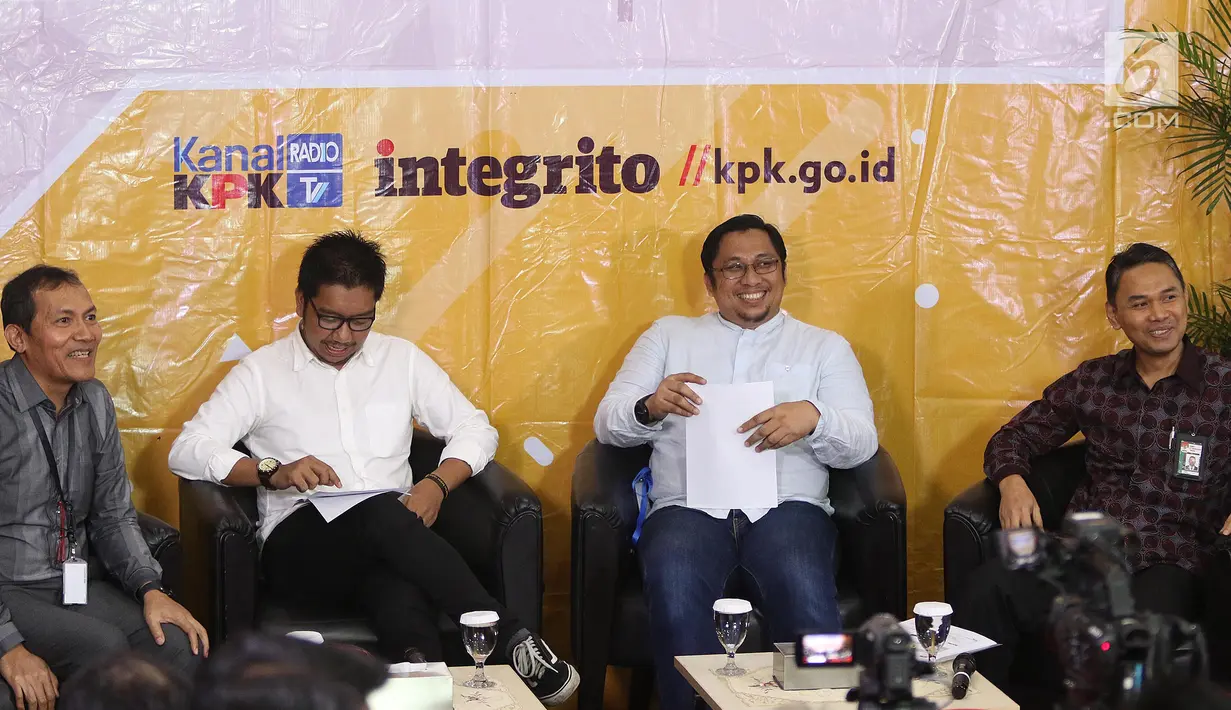 Peneliti ICW Kurnia Ramadhana (kedua kiri) didampingi Wakil Ketua KPK Saut Situmorang (kiri), Direktur Pusako Universitas Andalas, Feri Amsari (kedua kanan), dan Direktur LHKPN KPK, Isnaini dalam diskusi ‘Pantang Absen LHKPN’ di Gedung KPK, Jakarta, Jumat (2/8/2019). (Liputan6.com/Herman Zakharia)