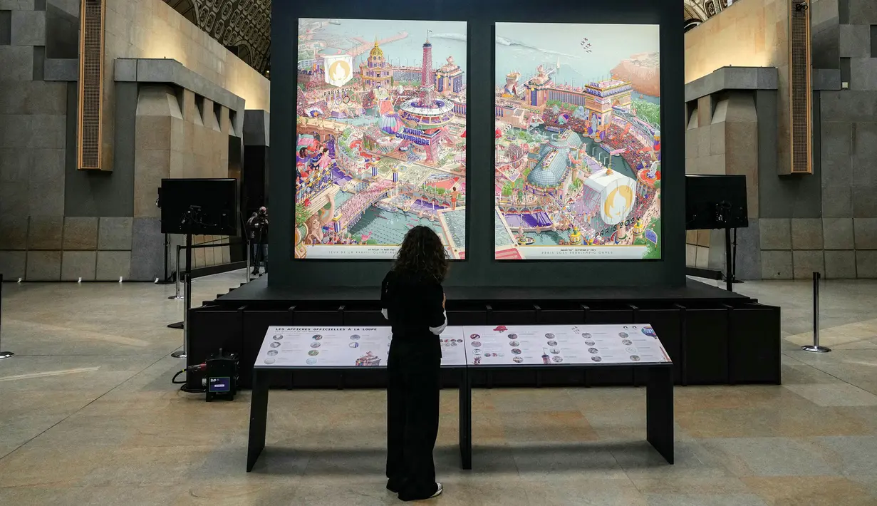 Seorang pengunjung melihat poster Olimpiade dan Paralimpiade Paris 2024 saat dipamerkan di Museum Orsay (Musée d'Orsay), Paris, Prancis pada Senin (4/3/2024) waktu setempat. (AFP/Dimitar Dilkoff)