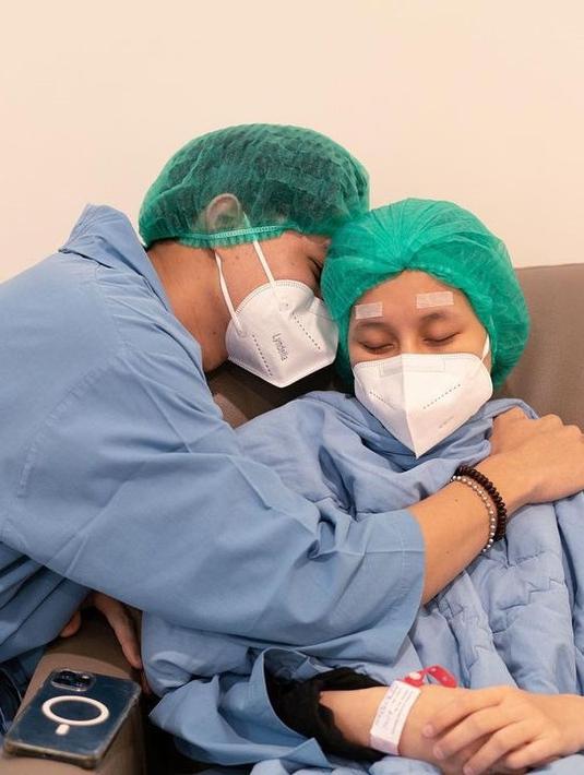 Tak hentinya Rey Mbayang memberikan ketenangan kepada sang istri. Terlihat saat dirinya menemani Dinda Hauw melakukan operasi Lasik mata minusnya. (Liputan6.com/IG/rey_mbayang).