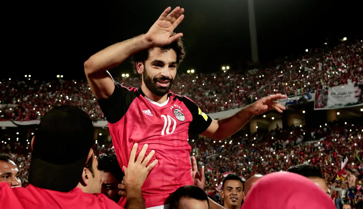 Pemain timnas Mesir, Mohamed Salah merayakan kemenangan timnya atas Kongo dalam pertandingan Kualifikasi Piala Dunia 2018 zona Afrika di Stadion Borg el-Arab, Minggu (8/10). Mesir menang 2-1 berkat dua gol dari Salah. (AP/Nariman El-Mofty)