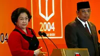 KH Hasyim Muzadi sempat terjun ke perpolitikan nasional dengan menjadi calon wakil presiden pada Pemilu 2004 mendampingi Ketua Umum PDIP Megawati Soekarnoputri yang maju sebagai calon presiden. (AP Photo/Dita Alangkara)