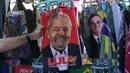 Seorang pembeli menyentuh handuk kecil bergambar mantan Presiden Brasil Luiz Inacio da Silva atau Lula di sebelah Presiden Brasil Jair Bolsonaro yang dijual menjelang pemilihan umum presiden di Rio de Janeiro, Brasil, 27 Juli 2022. Jair Bolsonaro diusung partai-partai populis kanan melawan tokoh kiri Luiz Inacio da Silva. (AP Photo/Silvia Izquierdo)