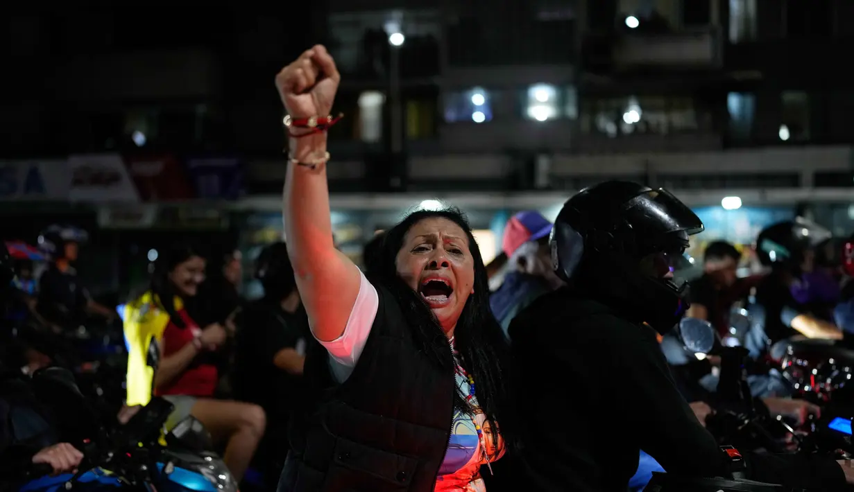 Sebelumnya, organisasi itu memastikan bahwa 383 tahanan politik telah dibebaskan sejak pemerintah Venezuela mengumumkan pada 8 Januari 2026 akan memulai serangkaian pembebasan baru. Tampak dalam foto, aktivis politik Venezuela, Dignora Hernandez menaiki sepeda motor melewati Caracas setelah dibebaskan dari tahanan, Minggu, 8 Februari 2026. (AP Photo/Ariana Cubillos)