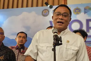 Menteri Lingkungan Hidup Mohammad Jumhur Hidayat saat memberikan penjelasan usai mengikuti Word Lake Day di Universitas Indonesia, Depok. (Liputan6.com/Dicky Agung Prihanto)