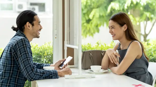 perempuan dan pasangan duduk di meja