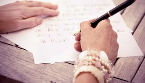 Merayakan Hari Ibu Internasional bocah ini menulis surat untuk ibunya. Bukannya gemas, netizen malah geram melihat tulisannya. (Ilustrasi: ThoughtCo)