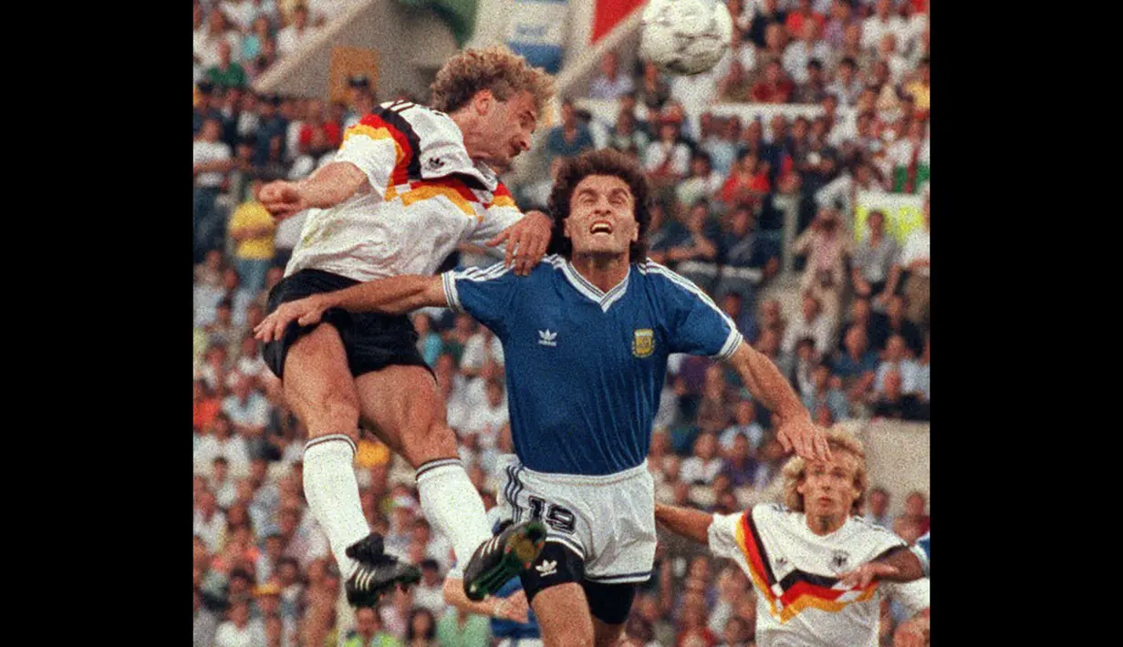 Pemain depan Jerman Barat, Rudi Voeller berebut bola dengan bek Argentina, Oscar Ruggeri saat berlaga di Final Piala Dunia Roma 1990, (8/7/1990). (AFP PHOTO/Georges Gobet)