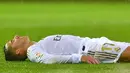 Gelandang Real Madrid, Lucas Vazquez, terjatuh saat melawan Eibar pada laga La Liga Spanyol di Stadion Ipurua, Eibar, Sabtu (9/11). Eibar kalah 0-4 dari Madrid. (AFP/Ander Gillenea)