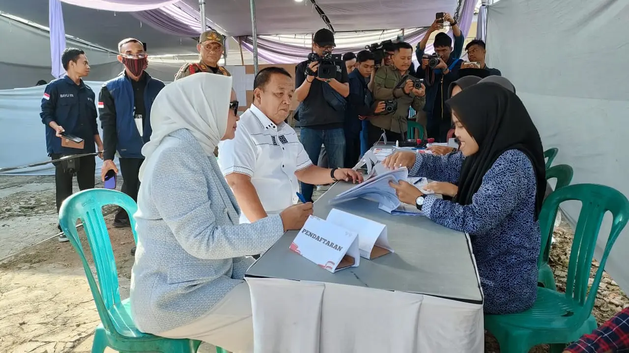 Gubernur Lampung, Arinal Djunaidi dan istrinya menggunakan hak pilihnya di Pemilu 2024. Foto (Istimewa)