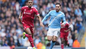 Pemain Manchester City, Rayan Cherki, menempel ketat pemain Liverpool, Ryan Gravenberch, dalam laga perempat final Piala FA di Etihad Stadium, Sabtu (4/4/2026) malam WIB. (AP Photo/Jon Super)