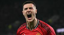 Benjamin Sesko menjadi pahlawan Manchester United setelah berhasil membawa timnya menang atas Everton 1-0 pada laga pekan ke-27 Premier League, Selasa (24/02/2026) dini hari WIB. (AFP/Paul ELLIS)