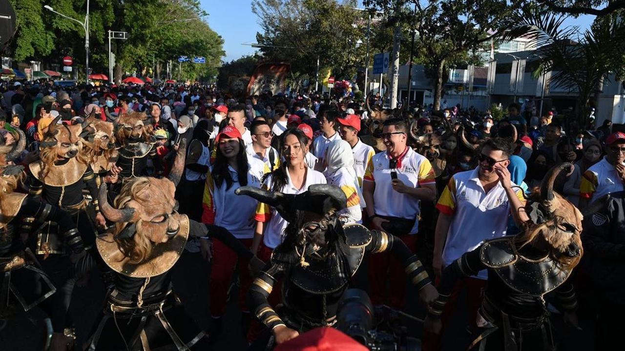 Potret Erika Carlina di Pembukaan Asean Para Games 2022, Energik Lari Bawa Obor