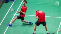 Pasangan ganda putra Indonesia, Kevin Sanjaya/Marcus Gideon, melakukan selebrasi usai mengalahkan  wakil Chinese Taipei, Lee Jhe-Huei/Lee Yang, pada laga Asian Games di Istora, Jakarta, Senin (27/8/). (Bola.com/Vitalis Yogi Trisna)