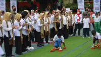 Ibu Negara Iriana Joko Widodo beserta para anggota Organisasi Aksi Solidaritas Era Kabinet Indonesia Maju menyaksikan final lomba lari balok yang merupakan kelanjutan dari kegiatan Festival Permainan Tradisional di Lampung.