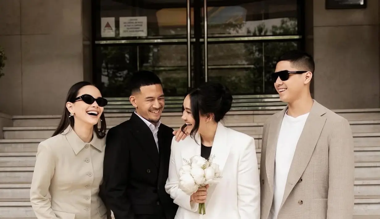 <p>Tak hanya momen bahagianya yang menyita perhatian, kehadiran Alyssa Daguise bersama sang tunangan, Al Ghazali, juga menjadi sorotan. [@alyssadaguise].</p>