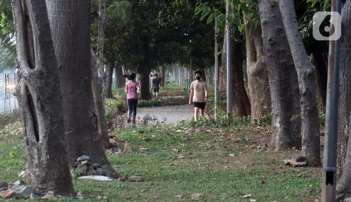 Warga melakukan aktivitas olahraga di kawasan Taman Hutan Kota Kemayoran, Jakarta, Selasa (16/6/2020). Aktivitas olahraga dipercaya mampu meningkatkan serta menjaga imunitas dan kesehatan tubuh terutama di masa pandemi COVID-19. (Liputan6.com/Helmi Fithriansyah)