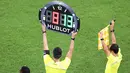 Selain jam tangan yang dipakai wasit, arloji dari Hublot juga dipakai saat info perpanjangan waktu.