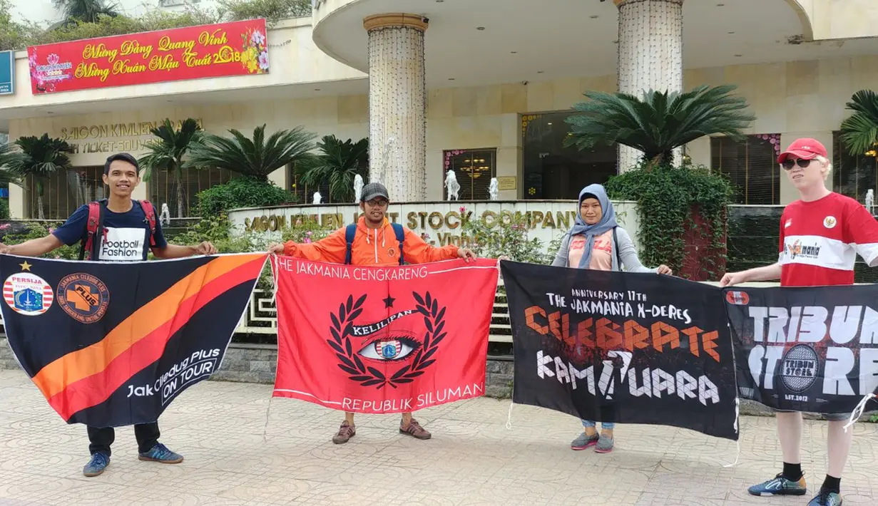 Sejumlah The Jakmania berpose di depan Hotel Saigon Kimlien tempat Persija Jakarta menginap di Vinh, Vietnam, Selasa (6/3/2018). Persija akan melawan wakil Vietnam, Song Lam Nghe An pada laga Piala AFC. (Bola.com/Reza Khomaini)