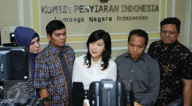 Kuasa hukum Indra Bekti, Nanda Persada (tengah) memberi keterangan pers di gedung KPI, Jakarta, Rabu (3/2/2016). Indra Bekti ingin konsultasi terhadap tayangan program televisi yang memojokkan dirinya. (Liputan6.com/Herman Zakharia)