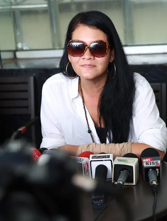 "Apapun itu klise banget, enggak kenapa-kenapa, memang harus begini story boardnya, memang harus sudah, gue enggak akan mau ngomong," kata Melanie Subono di Pengadilan Negeri Jakarta Selatan, Senin (29/8). (Deki Prayoga/Bintang.com)