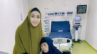 Kondisi terkini ibunda Oki Setiana Dewi yang jatuh sakit di Makkah, kini sudah pulang ke Indonesia. (Sumber: Instagram/okisetianadewi)