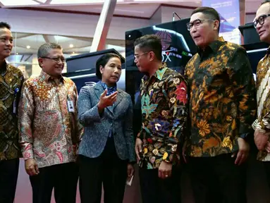 Menteri BUMN Rini M Soemarno berbincang dengan jajaran Direksi BUMN pada pencatatan perdana Efek Beragun Aset Mandiri GIAA01 di gedung Bursa Efek Indonesia, Jakarta, Selasa (31/7). (Liputan6.com/HO/Iqbal)