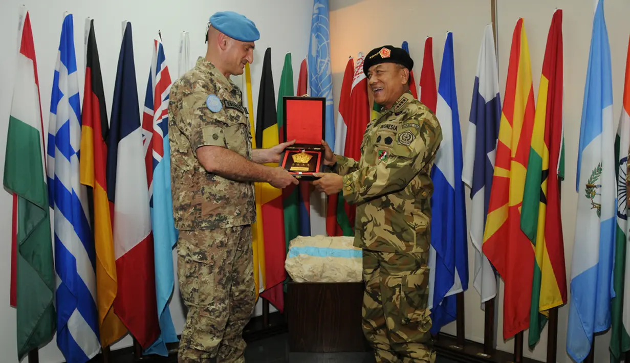 Panglima TNI Jenderal TNI Dr. Moeldoko memberikan cinderamata kepada  Force Commander Unifil Mayjen Luciano Portolano, Lebanon, Minggu (12/4/2015). (Dok.TNI)