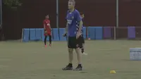 Pelatih anyar PSM Makassar, Milomir Seslija memimpin latihan reguler PSM di Lapangan Bosowa Sport Centre, Kamis (8/7/2021).
