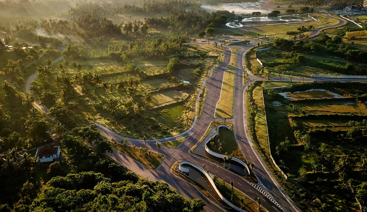 Area sirkuit ini dibangun di daerah wisata. Para pembalap dan penonton akan disuguhkan oleh pemandangan indah laut dan bukit yang mengelilingi bagian sirkuit.