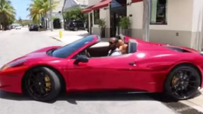 Lebron James Tebar Pesona di Atas Ferrari Seharga Rp 3 miliar