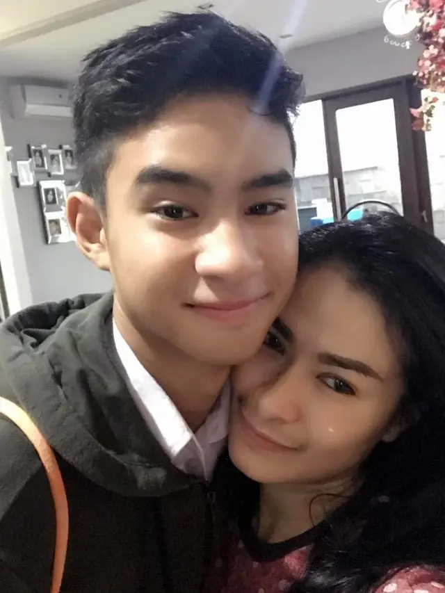 Potret kebersamaan seleb wanita bersama putranya yang sudah beranjak remaja.