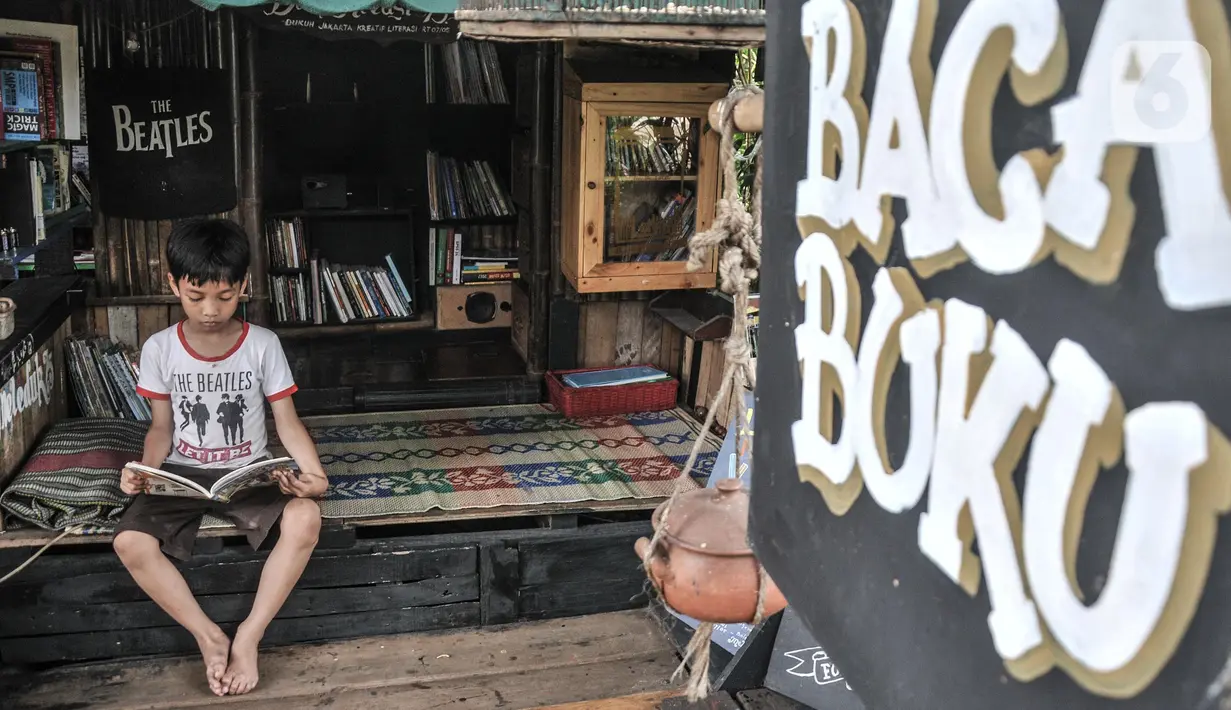 Seorang anak membaca buku di perpustakaan Bale Buku Meleduk (Membaca Literasi Dukuh) 75 di Jalan Dukuh V, Kelurahan Dukuh, Kecamatan Kramat Jati, Jakarta Timur, Rabu (24/8/2022). Selain bacaan anak-anak, bale buku ini juga mengoleksi bahan literasi yang dapat dimanfaatkan oleh remaja hingga orang dewasa atau umum. (merdeka.com/Iqbal S. Nugroho)