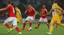 Gareth Bale mengontrol bola saat berusaha melewati hadangan pemain Moldova pada kualifikasi Piala Dunia 2018 di Stadion Cardiff City Stadium, Cardif, Wales Selatan, (6/9/2016) dini hari WIB. (AFP/Geoff Caddick)