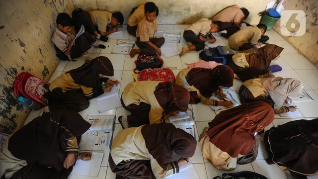 murid SDN melakukan KBM pada ruangan mushola sempit dan panas