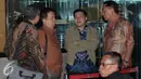 Direktur PT Agung Sedayu Group, Richard Halim Kusuma (kedua kanan) usai menjalani pemeriksaan di Gedung KPK, Jakarta, Jumat (29/4). Richard diperiksa sebagai saksi terkait kasus dugaan suap di DPRD DKI Jakarta. (Liputan6.com/Helmi Afandi) 