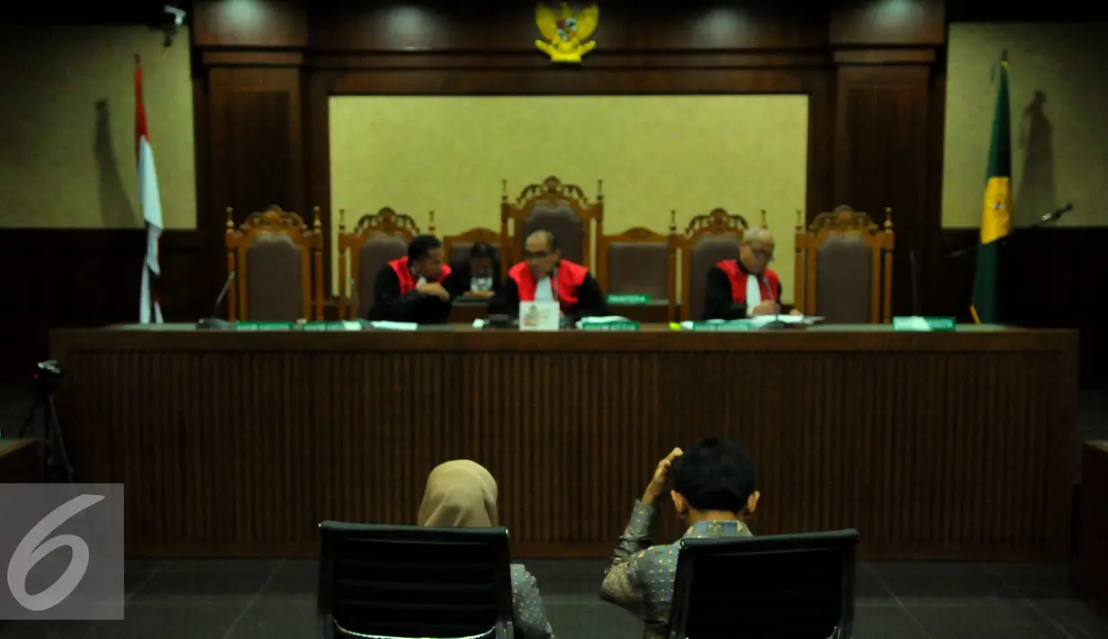 Gubernur Sumatera Utara nonaktif Gatot Pudjo Nugroho bersama istrinya, Evy Susanti saat menjalani sidang di Pengadilan Tipikor, Jakarta, Rabu (17/2). JPU menuntut Gatot dengan hukuman pidana selama 4 tahun enam bulan penjara. (Liputan6.com/Faisal R Syam)