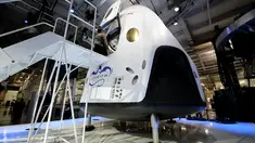 Kapsul ruang angkasa berawak, SpaceX's Dragon V2 diperkenalkan ke publik saat konferensi pers di Hawthorne, California, (29/5/2014). (AFP PHOTO/Robyn Beck)