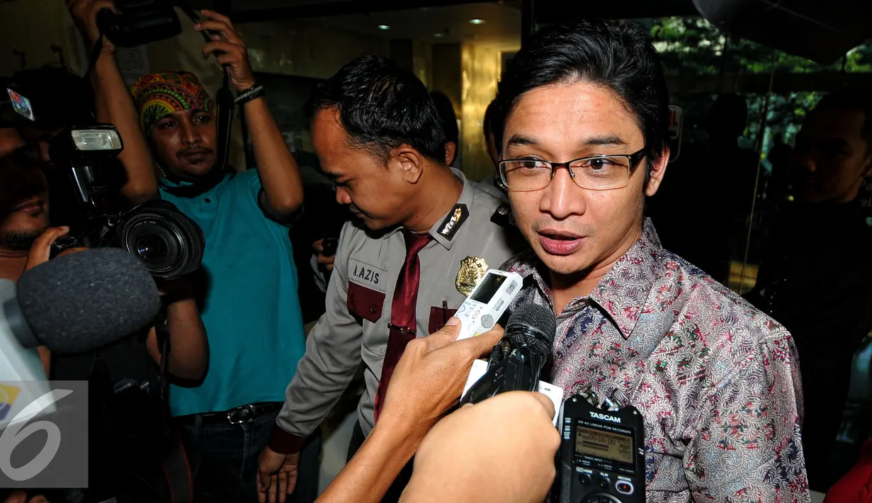 Vokalis grup band Ungu, Sigit Purnomo Syamsuddin alias Pasha mendatangi gedung KPK, Jakarta, Jumat (24/7/2015). Pasha menyambangi KPK untuk melaporkan harta kekayaannya. (Liputan6.com/Yoppy Renato)