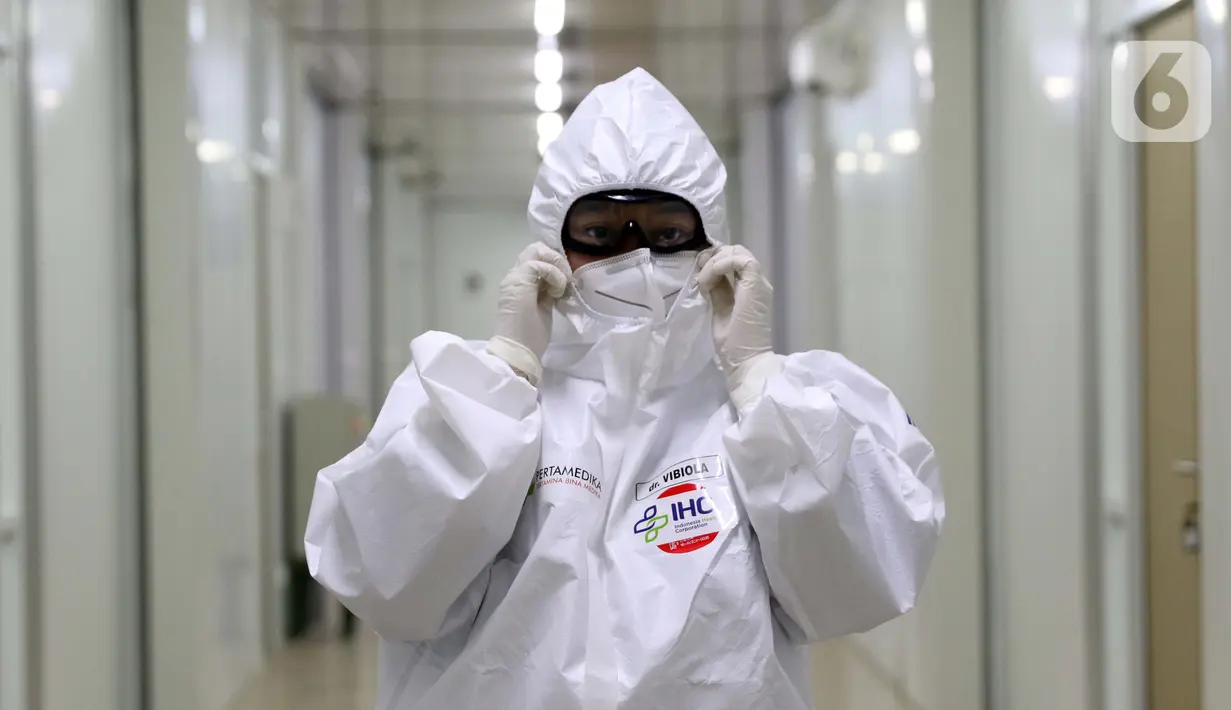 Tim dokter bersiap melakukan pengecekan persiapan ruang modular di RS Pertamina Jaya, Jakarta, Senin (6/4/2020). Secara keseluruhan RSPJ memiliki kapasitas 160 tempat tidur dengan 65 kamar isolasi dengan negative pressure untuk merawat pasien yang positif Corona. (Liputan6.com/Helmi Fithriansyah)