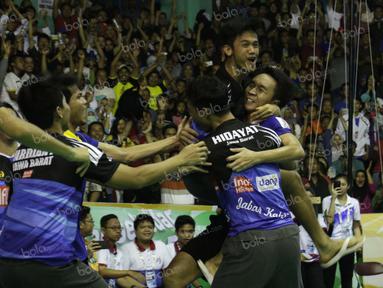 Tim putra Jawa Barat meraih medali emas setelah mengalahkan Jawa Tengah, 3-2, dalam final beregu putra bulutangkis PON XIX Jawa Barat di GOR Bima, Cirebon, Jumat (23/9/2016). (Bola.com/Arief Bagus)