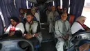 Warga Suriah dari provinsi Idlib, berada di dalam  bus untuk menuju Tanah Suci Makkah di kota Binnish, Senin (22/7/2019). Jemaah calon haji asal Suriah melakukan perjalanan ke Arab Saudi untuk menjalankan ibadah haji dari perbatasan Bab al-Hawa yang berseberangan dengan Turki. (Omar HAJ KADOUR/AFP)