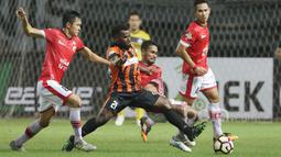 Pemain Perseru Serui, Petrus Tolom berusaha melewati adangan para pemain Persija Jakarta pada laga Liga 1 2017 di Stadion Patriot, Bekasi, Selasa (13/6/2017). Persija menang 3-0. (Bola.com/Nicklas Hanoatubun)