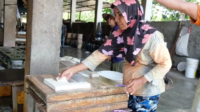 Karyawan Pabrik Tahu Bekerjasama dengan MBG