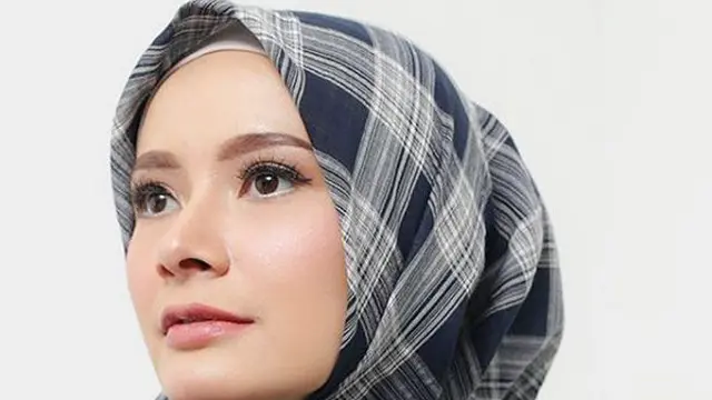 Hijab segi empat ala Dharu Rembulan