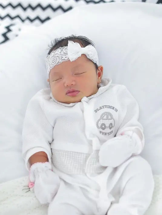 Zaskia Gotik memperlihatkan potret bayinya yang sedang terlelap. Menurut kalian, wajah baby Alia lebih mirip siapa? (Foto: Instagram/ zaskia_gotix)