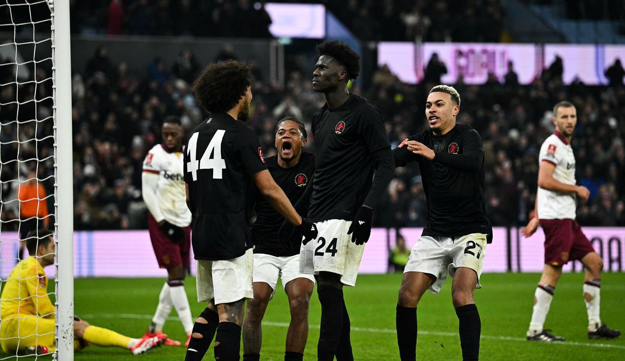 Pemain Aston Villa, Amadou Onana merayakan gol bersama rekan-rekannya ke gawang West Ham pada laga lanjutan putaran ketiga Piala FA di Villa Park, Brimingham, Inggris, Minggu (11/01/2025). (AFP/Ben Stansall)