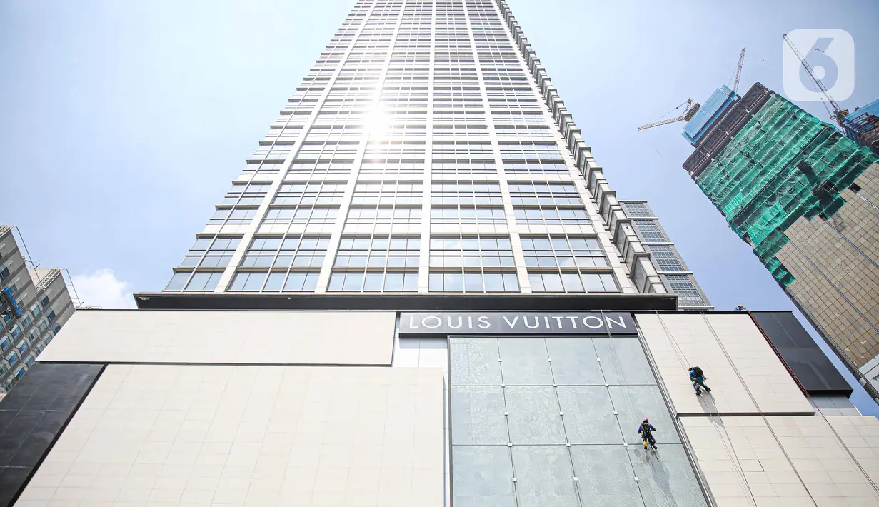 Pekerja membersihkan gedung di kawasan Thamrin, Jakarta, Rabu (21/10/2020). Berdasarkan data BPJamsostek, angka klaim kecelakaan kerja pada semester I 2020 dari Januari sampai Juni 2020 meningkat 128 persen atau naik dari sebelumnya 85.109 kasus menjadi 108.573 kasus. (Liputan6.com/Faizal Fanani)