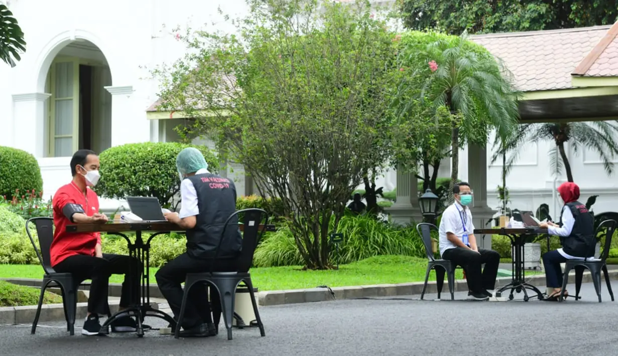 Presiden Joko Widodo atau Jokowi saat bersiap menjalani vaksinasi COVID-19 dosis kedua di Kompleks Istana Kepresidenan, Jakarta, Rabu (27/1/2021). Jokowi menyatakan tidak merasa apa-apa saat disuntik vaksin COVID-19 dosis kedua tersebut. (Lukas/Biro Pers Sekretariat Presiden)