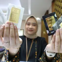 Salah satu karyawan menunjukan emas batang di Galeri 24 Pegadaian, Jakarta, Kamis (12/9/2024). (Liputan6.com/Angga Yuniar)