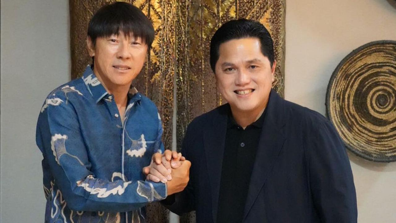 Ketua PSSI, Erick Thohir, bersama pelatih Timnas Indonesia, Shin Tae-yong.